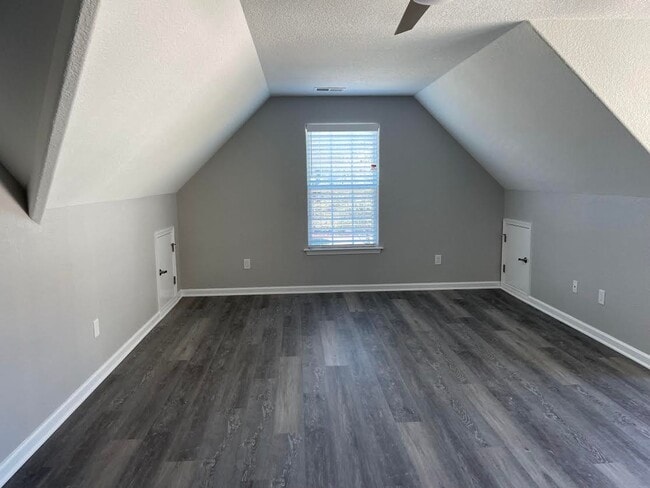 Building Photo - Woodbridge Pointe