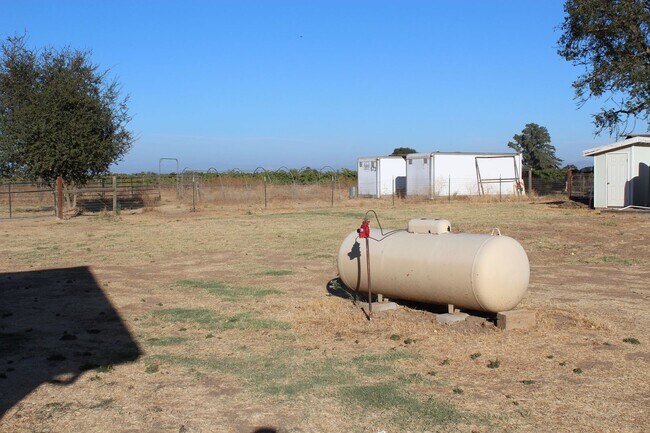 Building Photo - Available Now! Must See 2 Bedroom Home Loc...
