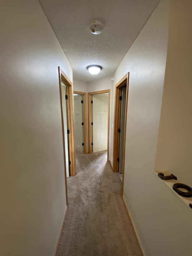 Building Photo - Roomy four-bed three-bath Townhome in Lino...