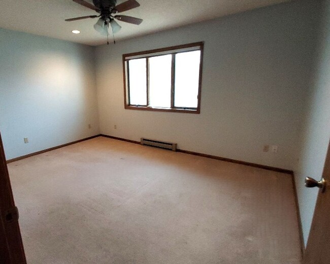 Building Photo - Nice 2 Bedroom Townhome