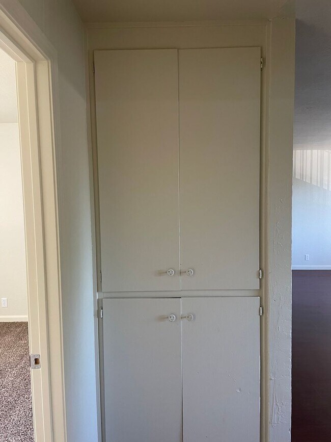 Building Photo - LARGE DOWNSTAIRS 1 BED 1 BATH UNIT & PET FRIENDLY