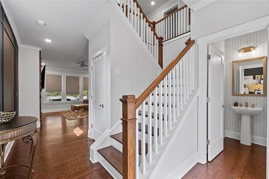 Building Photo - 813 Coleman St SW