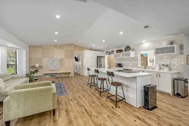 Building Photo - Beautiful pool home in Lockmar Estates