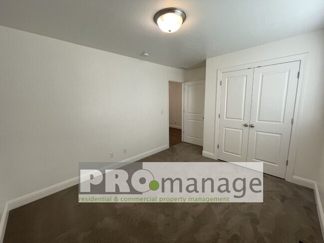 Building Photo - 3 Bed, 2 Bath Town Home w/ 2 Car Garage - Idaho Falls