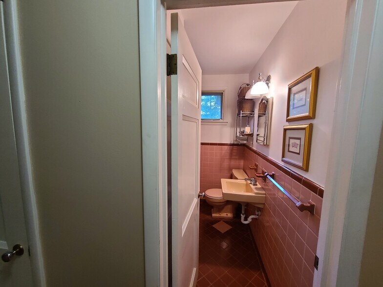 Building Photo - 927 Downey Dr