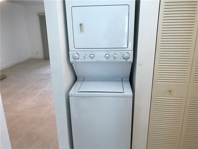 Building Photo - 2850 Palmwood Ter