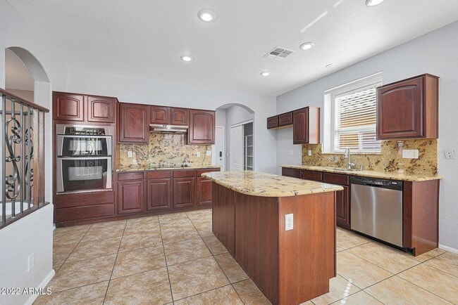 Building Photo - Gorgeous 5 Bedroom home with 3 Bathrooms and 3 car garage in Tolleson