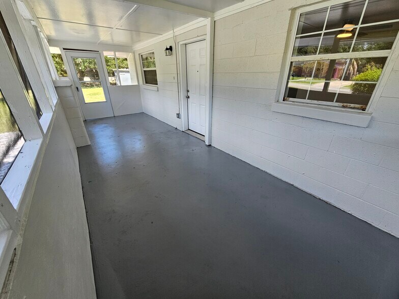Building Photo - 1150 Hawthorn Dr