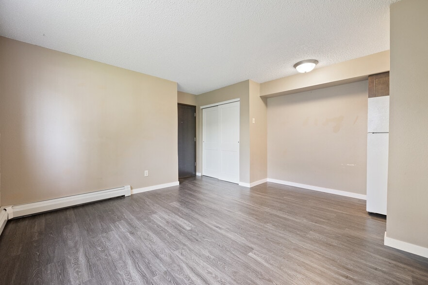 Building Photo - 612 S Van Buren St