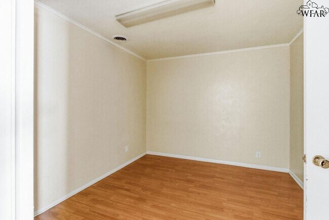 Building Photo - 4202 Meadowbrook Dr