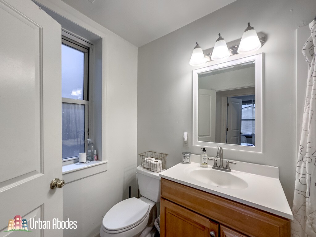 Building Photo - 6711 N Sheridan Rd