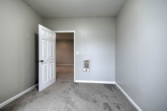 Building Photo - 635 S McKee St