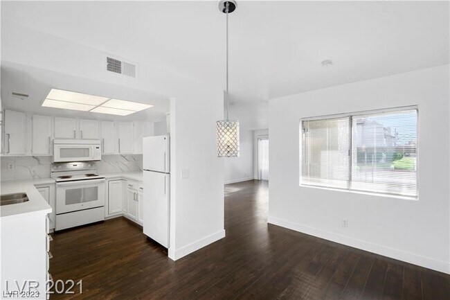 Building Photo - 3749 Carlyle Dr