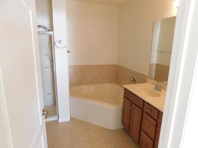 Building Photo - Recently Painted - 2 Bdrm Large Condo Edis...