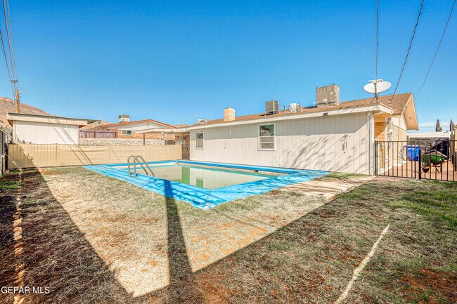 Building Photo - 4640 Ambassador Dr