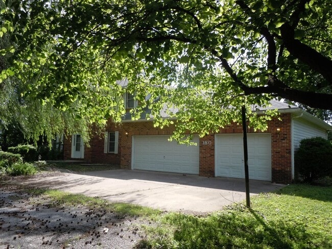 Building Photo - 3-4 Bedroom Executive Home on 5 Acres has 4 Baths and a 3 Car Garage!!