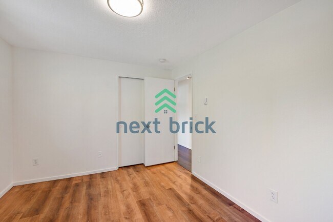 Building Photo - "Spacious 4-Bedroom Haven with 2.5 Baths in Everett – 2,424 Sq Ft of Comfort!"