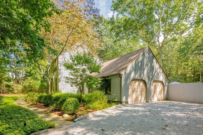 Building Photo - 647 Narrow Ln