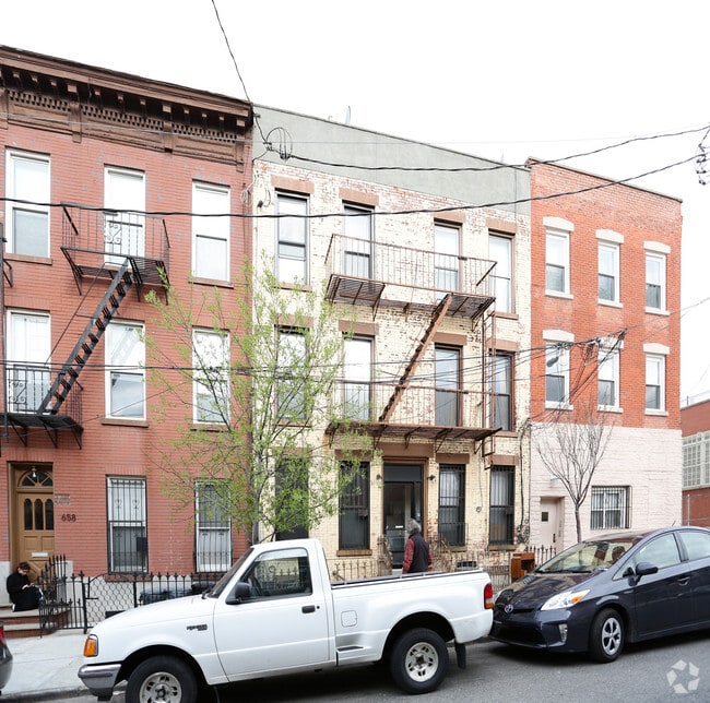 Building Photo - 656 Henry St