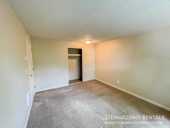 Building Photo - 2 bedroom apartment in Salem!