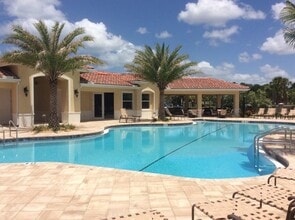 Building Photo - 3/2/2 Town Home Style Condo at Maintenance...