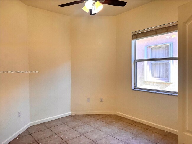 Building Photo - 3725 NE 23rd Ct