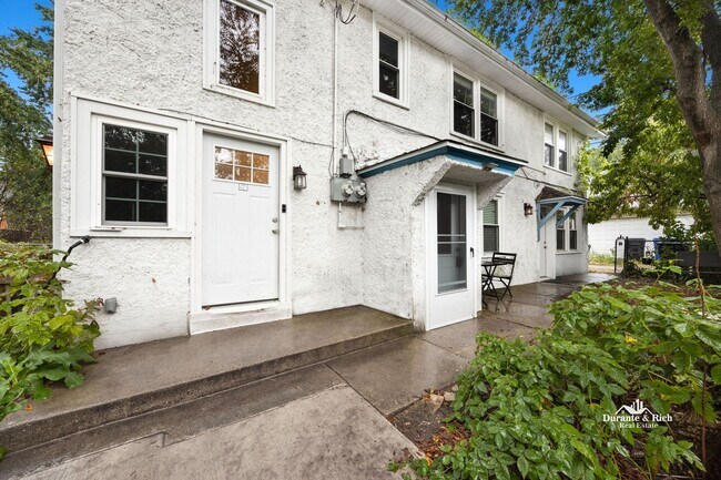 Building Photo - Discover Luxurious Harmony in the Heart of Evanston