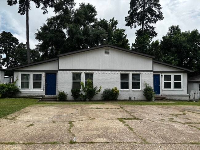 Building Photo - 4 Bedroom 2 Bath