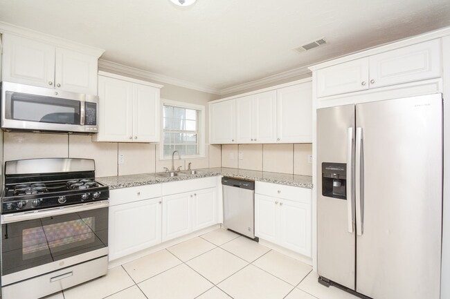 Building Photo - 2109 Pomona Dr