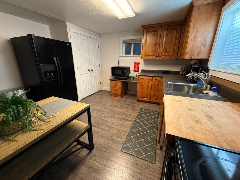 Building Photo - 676 E Howard Dr