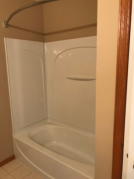 Bathroom Primary - 747 2nd St NE