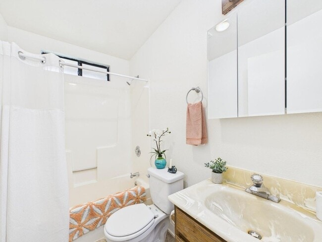 Building Photo - Charming 2-Bedroom Home in the Heart of Mc...