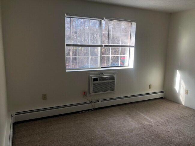 Building Photo - 385 Huse Rd