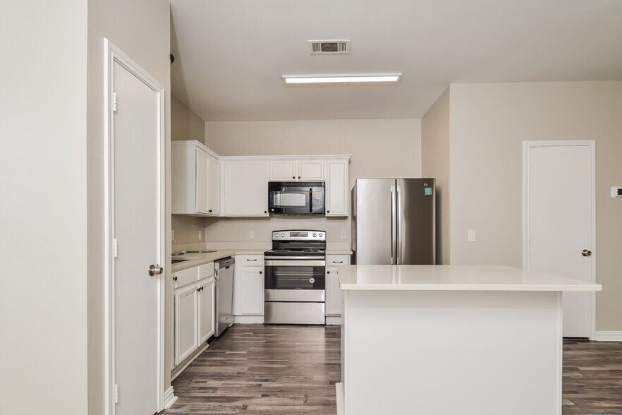 Building Photo - 908 Chickesaw Ln