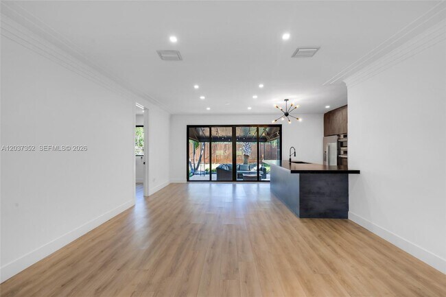 Building Photo - 365 Fairway Dr
