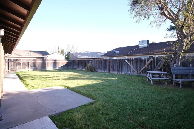 Building Photo - Beautiful 3 Bedroom 2 Bath home in Turlock