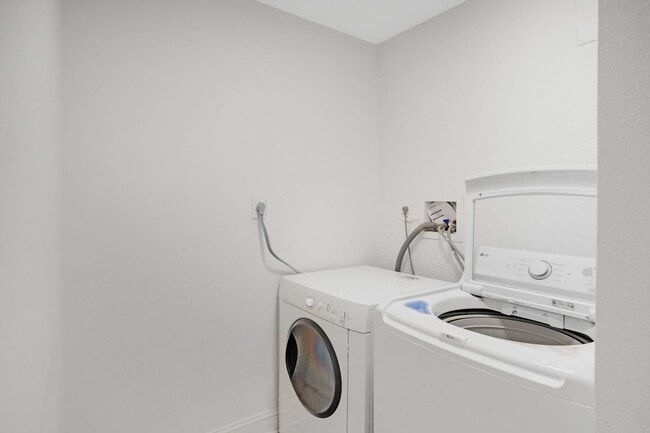 Building Photo - Renovated 4BR/3.5BA Townhome in Stafford –...