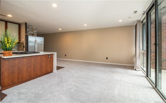 Building Photo - 150 N Bedford Rd