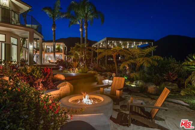 Building Photo - 5868 Zumirez Dr