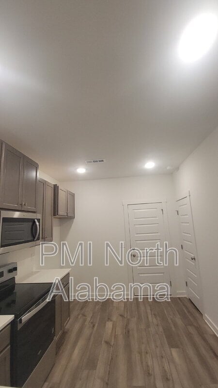 Building Photo - 7597 Discovery Pt Dr NW