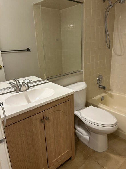 Building Photo - 149 Tulip Ln