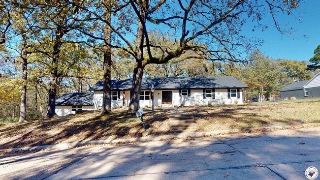 Building Photo - 10 Sweetbrush Ave