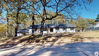 Building Photo - 10 Sweetbrush Ave