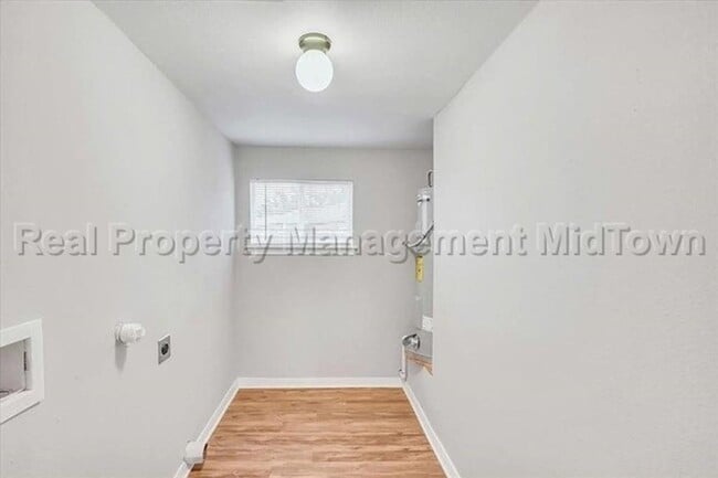 Building Photo - 6400 Greenway Rd