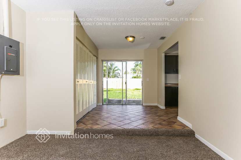 Building Photo - 4131 Ixora Ct S