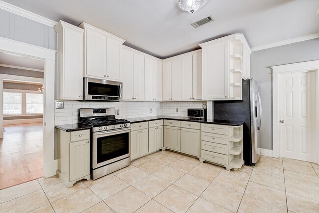 Building Photo - 3 Bed 2 Bath Fenced Home!
