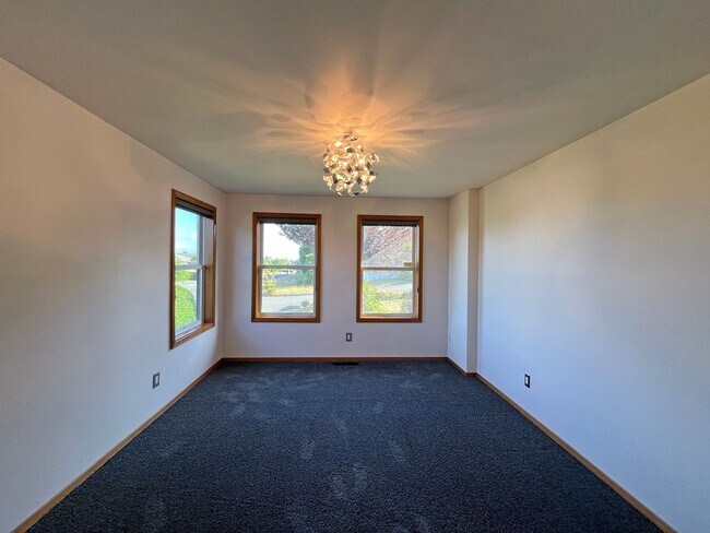 Building Photo - Stunning 4 Bedroom 2.5 Bath with Peek-a-Boo View of Puget Sound
