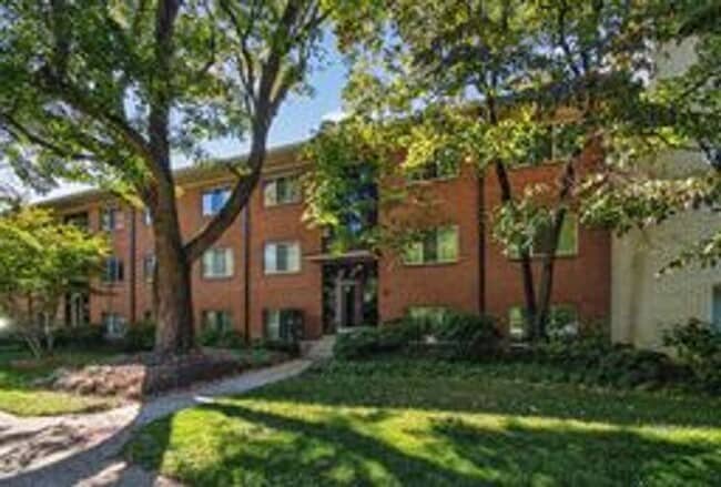 Primary Photo - Fabulous 2BR/1BA Top Floor Condo in Grosve...