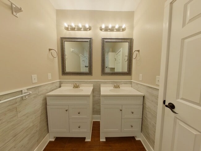 Building Photo - 402 N Kansas Ave