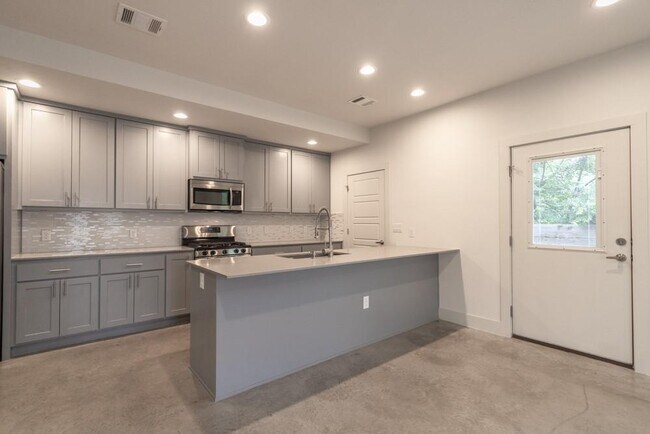 Building Photo - 7301 Providence Ave